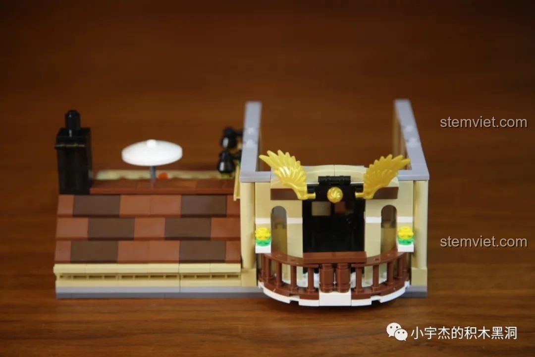 Mặt tiền của tầng thượng bộ Zhegao QL0937 với ban công và các chi tiết trang trí vàng.