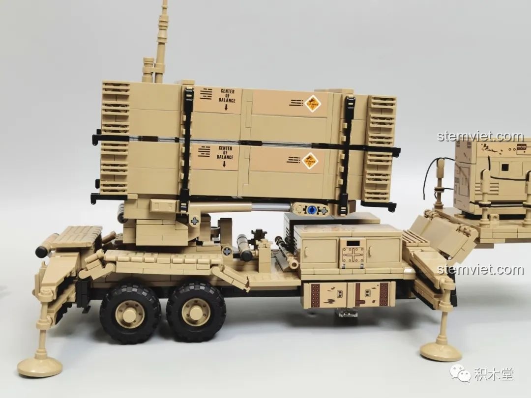 Rơ-moóc tên lửa của bộ Xe vận tải chiến thuật hạng nặng M983 trong tư thế sẵn sàng chiến đấu.