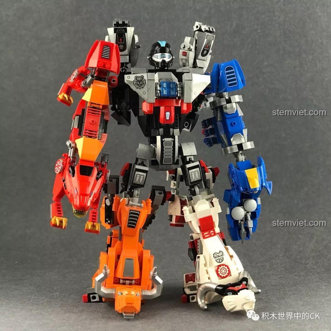 Robot Chiến Binh Vô Hạn QMAN 3605 sau khi kết hợp từ 5 robot nhỏ, một mô hình khổng lồ và ấn tượng.
