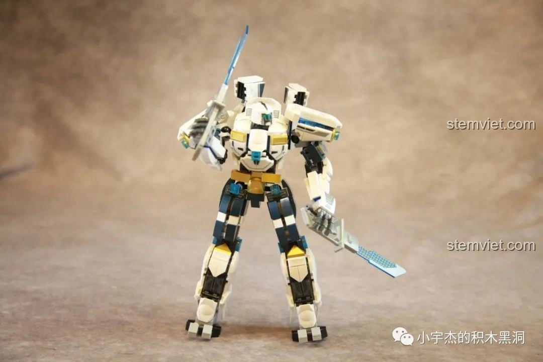 Robot Băng Phong Bảo Vệ Sluban M38-B1151 cầm kiếm ngang, sẵn sàng tấn công.