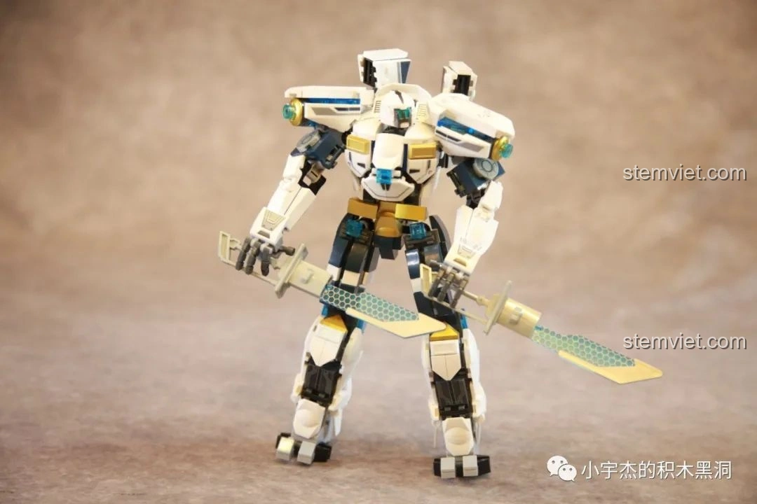 Mặt sau của Robot Băng Phong Bảo Vệ Sluban M38-B1151 khi cầm kiếm, thể hiện sự cân đối.