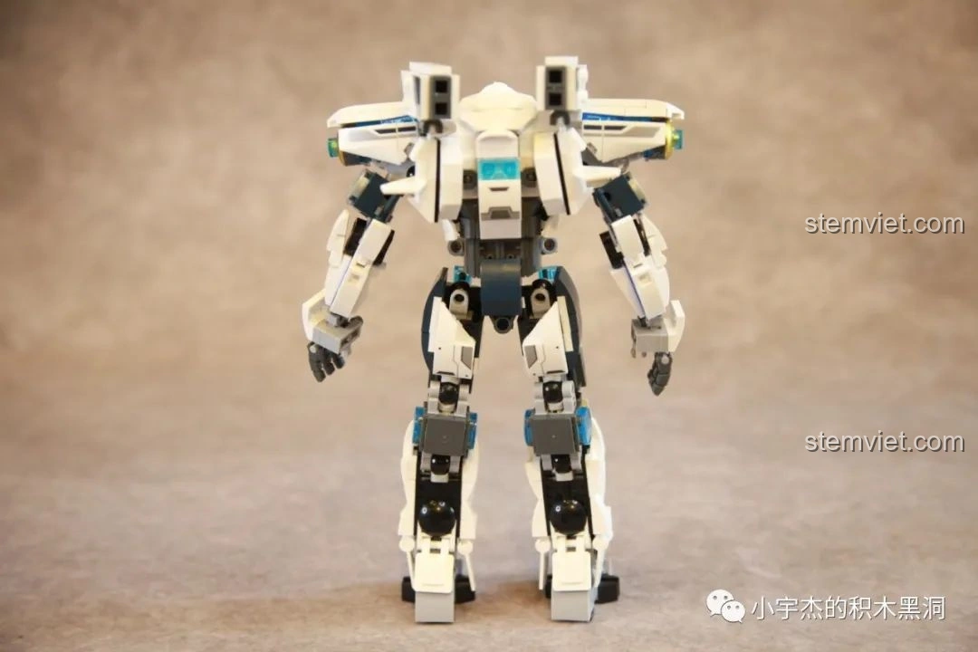 Góc nhìn phía trước nghiêng của Robot Băng Phong Bảo Vệ Sluban M38-B1151, thể hiện sự mạnh mẽ của thiết kế.