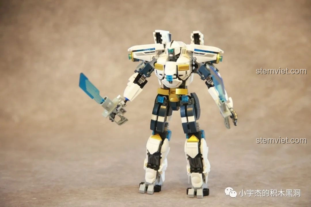 Robot Băng Phong Bảo Vệ Sluban M38-B1151 đứng cạnh Nữ thần Ánh sáng Athena, so sánh hai mô hình.