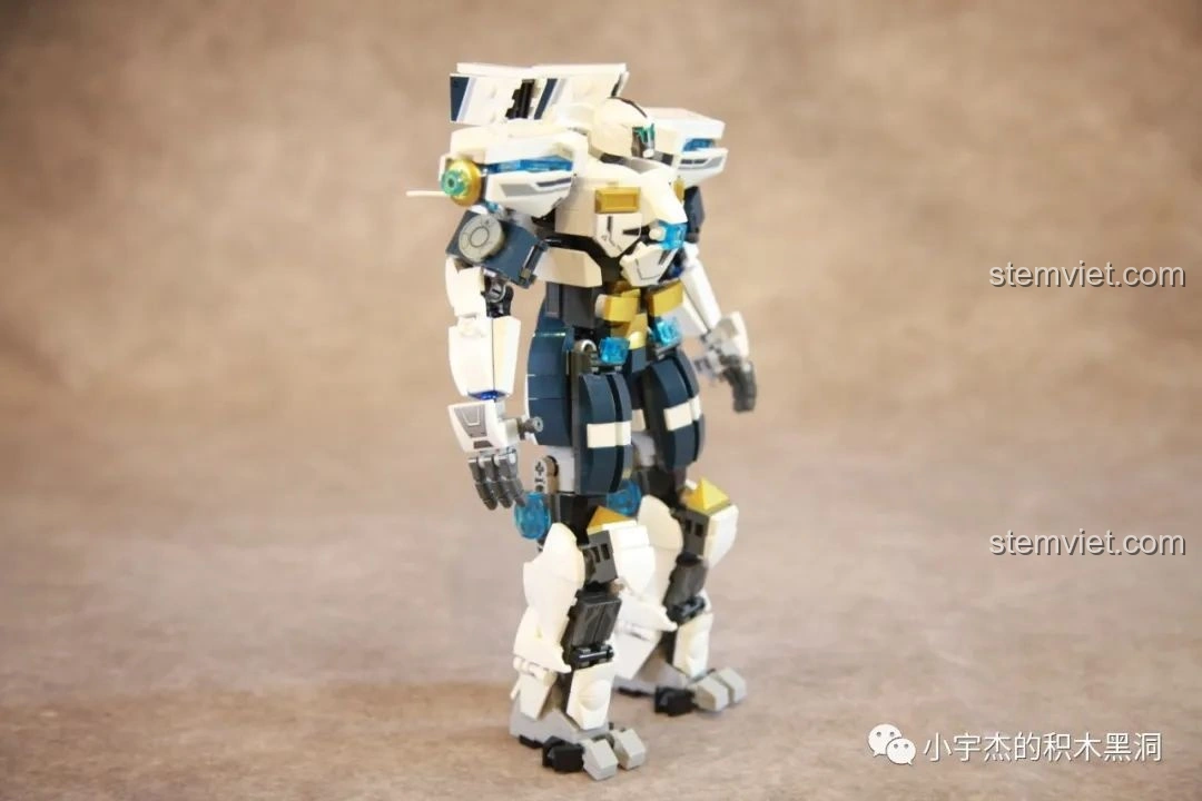 Robot Băng Phong Bảo Vệ Sluban M38-B1151 cầm cặp kiếm năng lượng kép, sẵn sàng cho trận chiến.