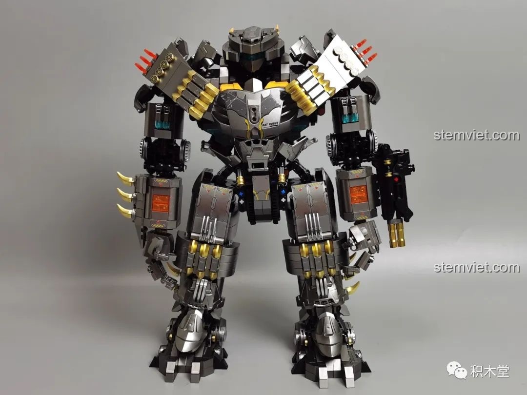 Mô hình Robot Batmech Hạng Nặng Justice Buster 19008 hoàn chỉnh sau khi lắp ráp, nhìn từ phía trước.