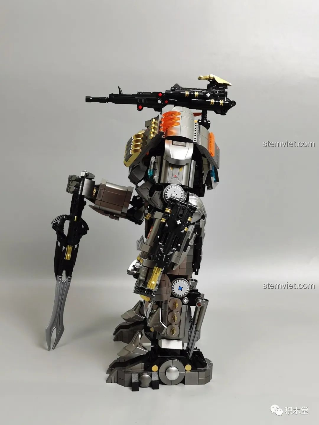 Góc nhìn bên cạnh của Robot Batmech Hạng Nặng cầm đại đao, thể hiện sự oai vệ.