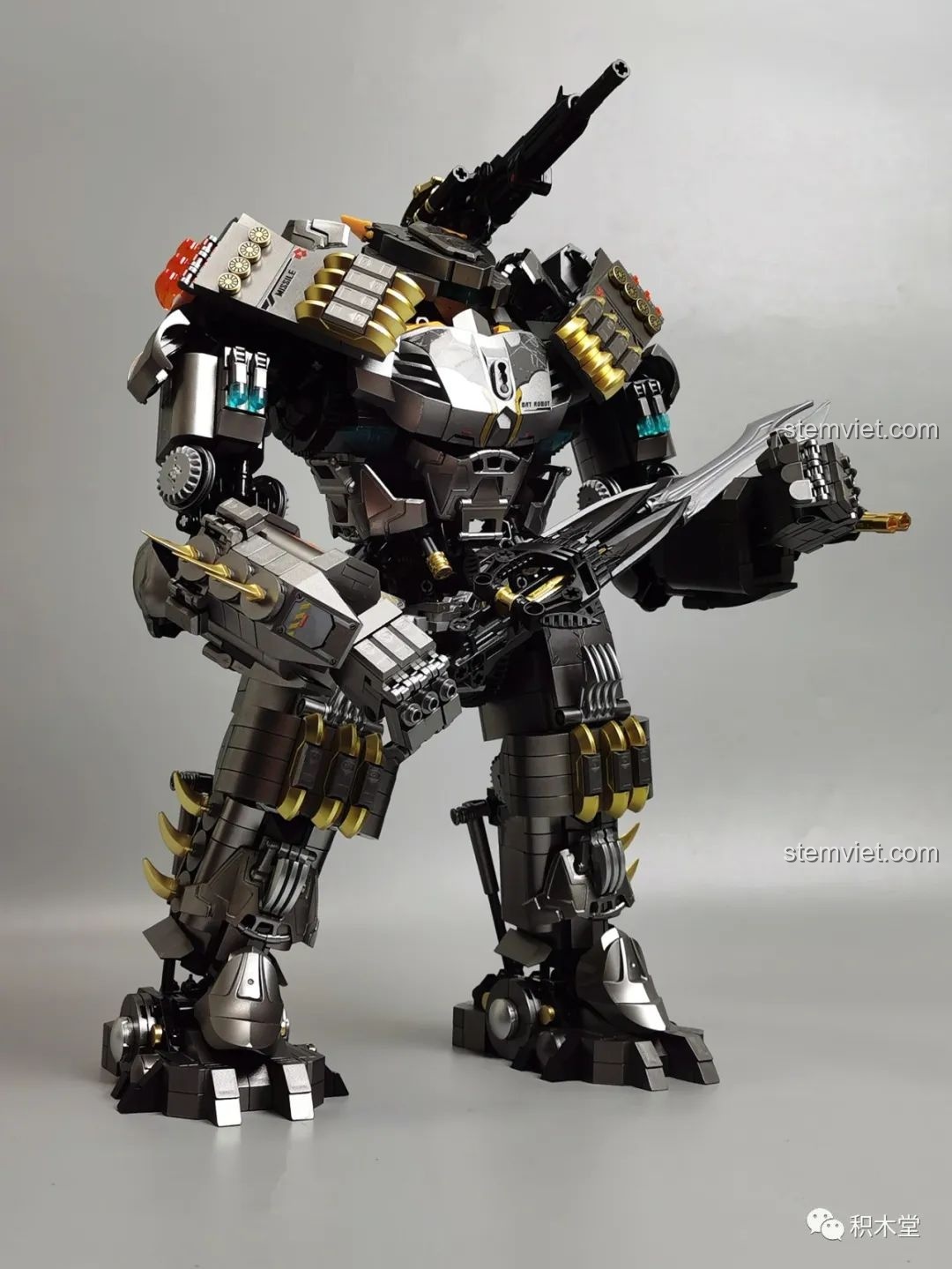 Robot Batmech Hạng Nặng Justice Buster tạo dáng gồng cơ bắp, thể hiện sự linh hoạt của các khớp nối.