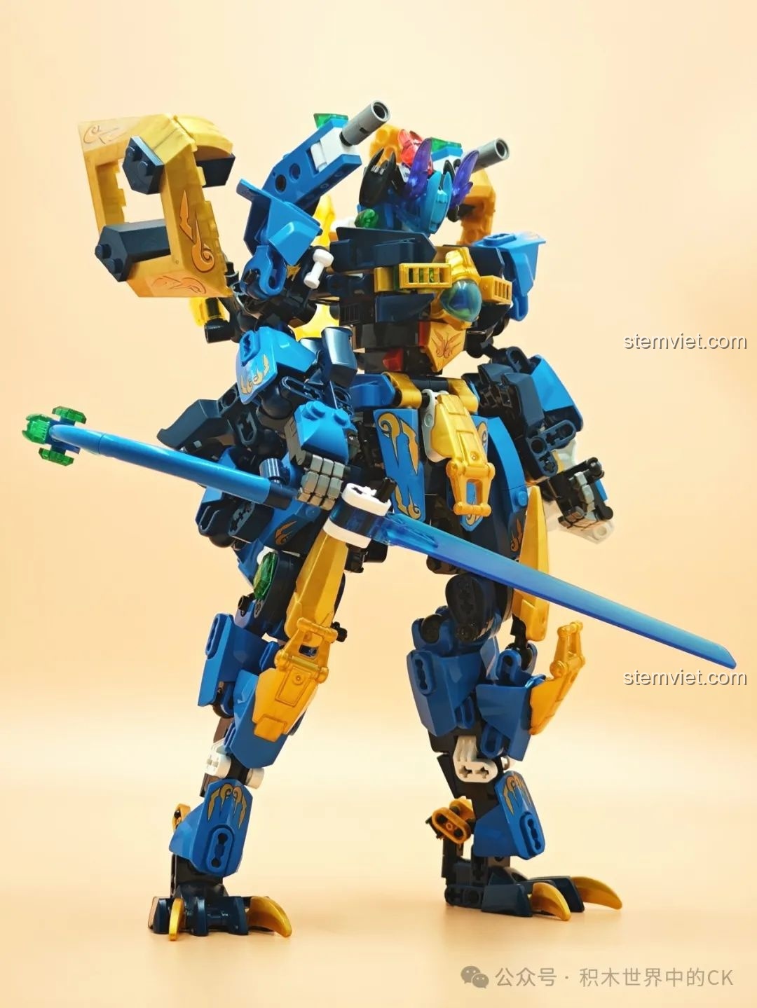 Mô hình Robot biến hình Huyền Vũ F5 trong tư thế cầm kiếm, thể hiện sự mạnh mẽ và linh hoạt.