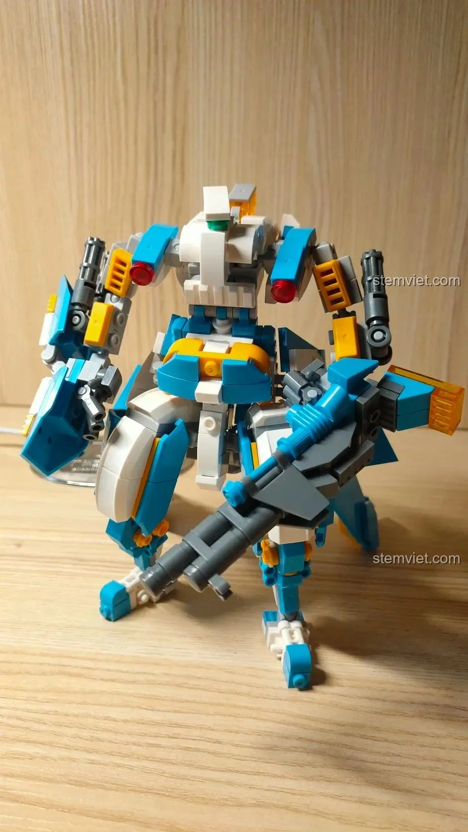 Mô hình Robot Biến Hình Không Trung Bá Vương WOMA C0407 đã hoàn thành, với dáng đứng mạnh mẽ và vũ khí ấn tượng.