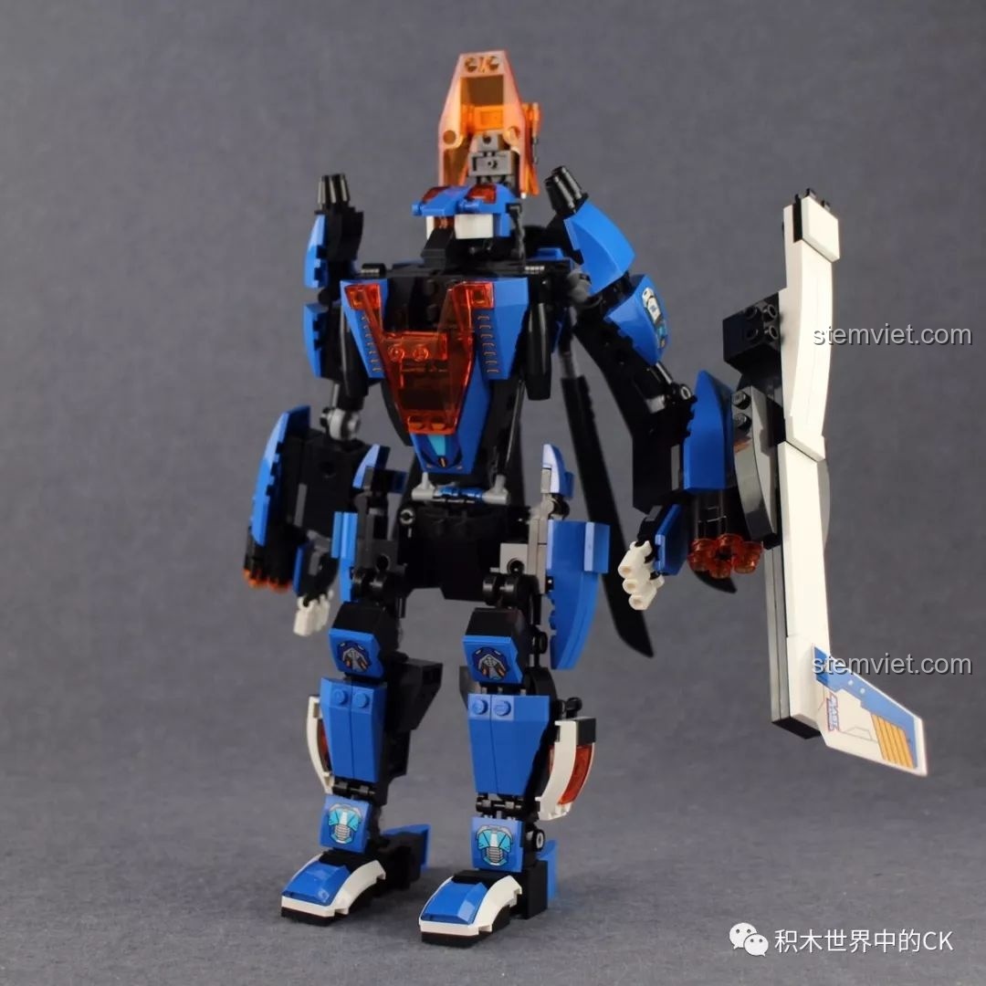 Mô hình robot Blade Warrior QMAN 3302 gần hoàn thiện với đầy đủ tay, chân và vũ khí là một chiếc khiên lớn.