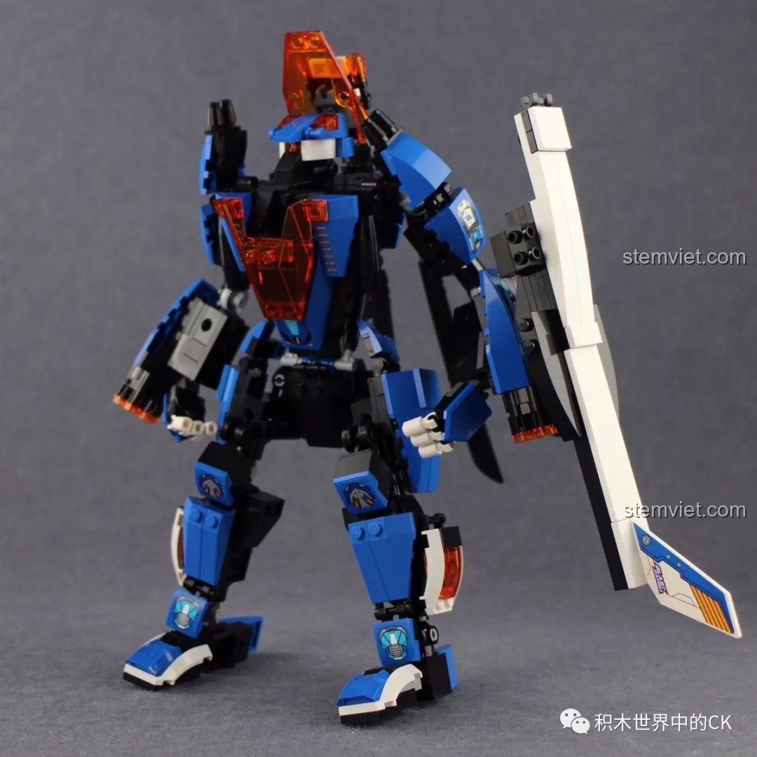 Toàn cảnh mô hình Robot Blade Warrior QMAN 3302 sau khi lắp ráp xong, đứng hiên ngang với vũ khí trên tay.