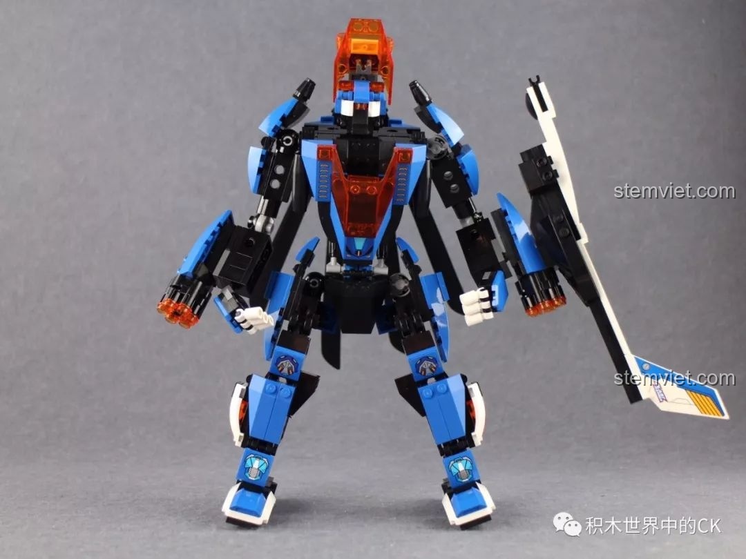 Góc nhìn chính diện của robot Blade Warrior QMAN 3302, thể hiện sự hầm hố và chi tiết vũ khí hai bên tay.