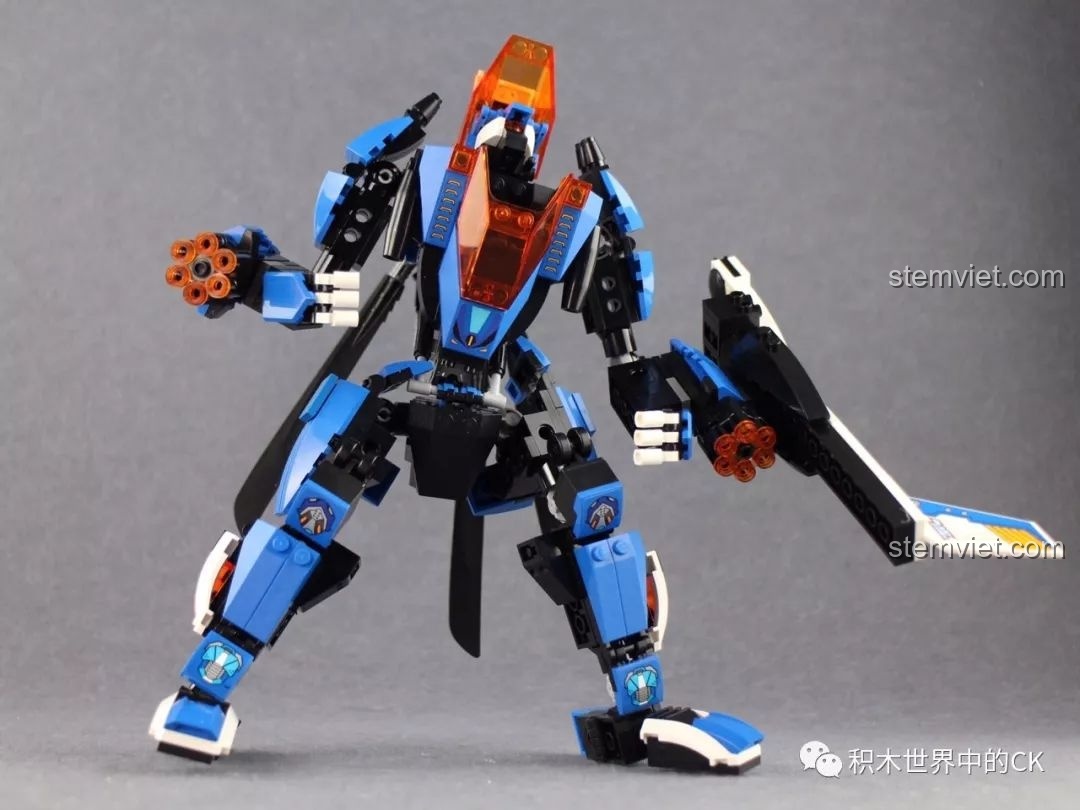 Robot Blade Warrior QMAN 3302 trong một tư thế hành động, thể hiện khả năng cử động linh hoạt của các khớp.