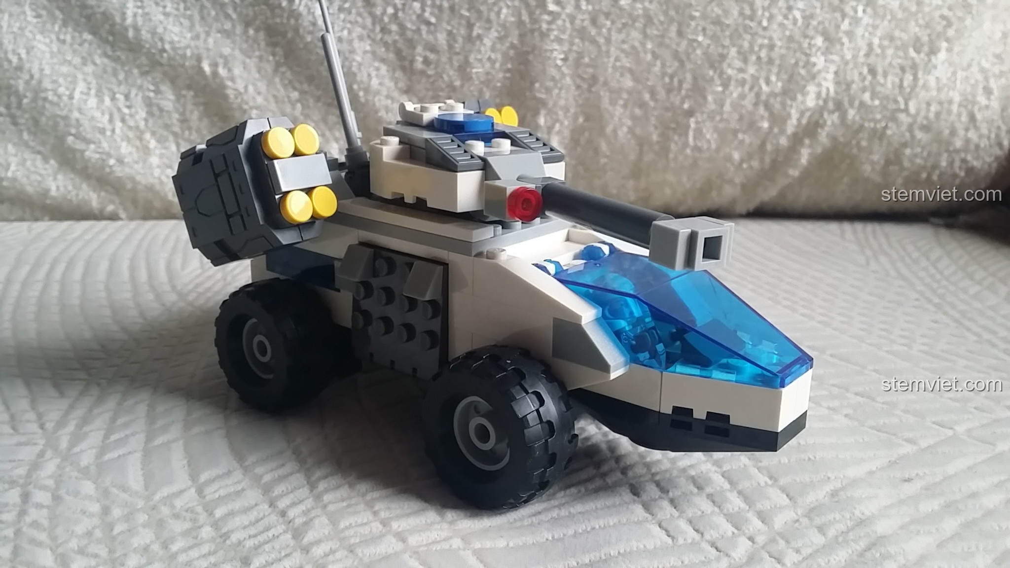 Góc nhìn cận cảnh robot bọ cạp nhỏ của GUDI 8226, làm nổi bật càng và chân.