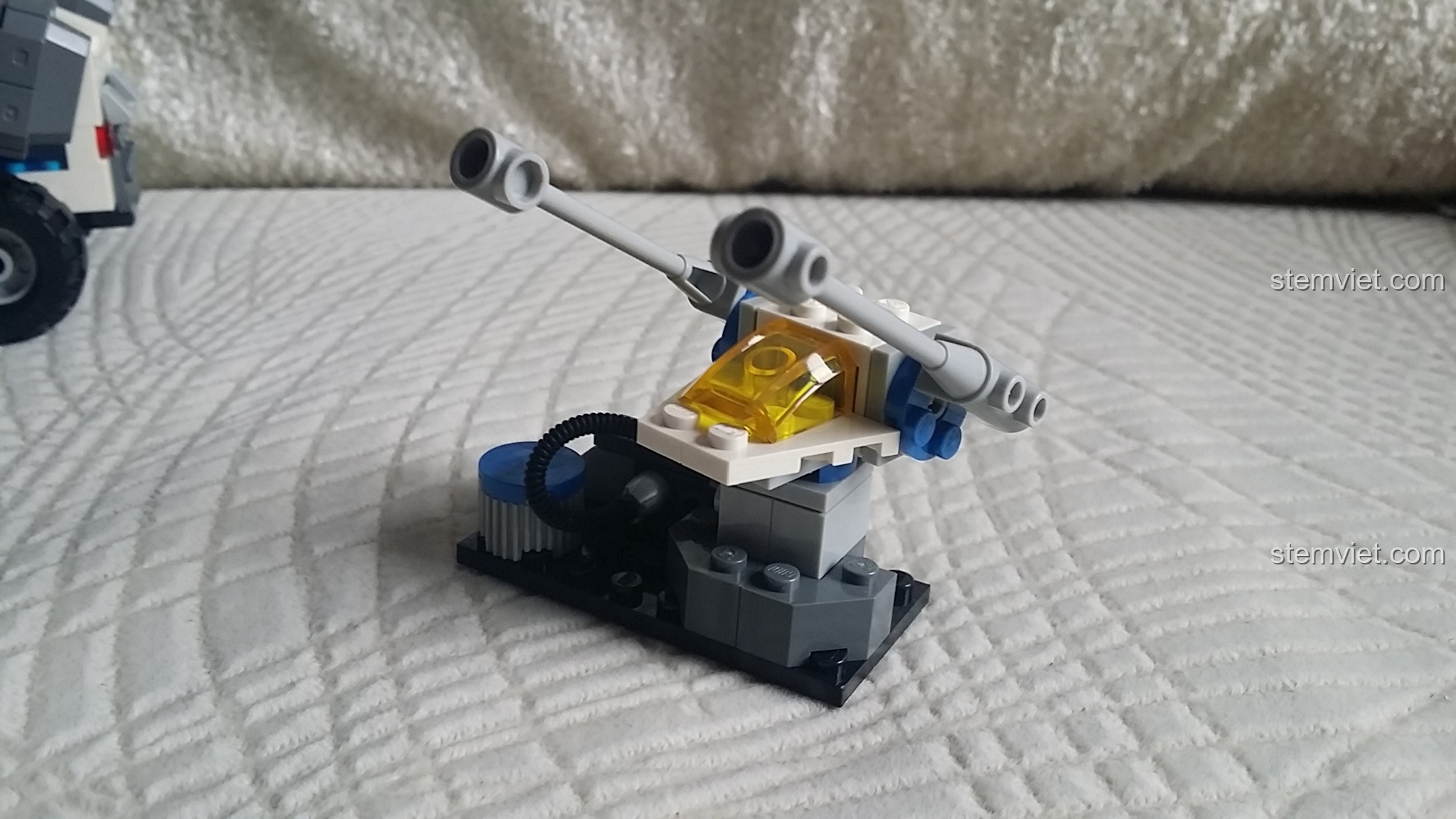 Robot bọ cạp nhỏ của GUDI 8226 Metal Knight nhìn từ phía sau, thể hiện thiết kế nhỏ gọn.