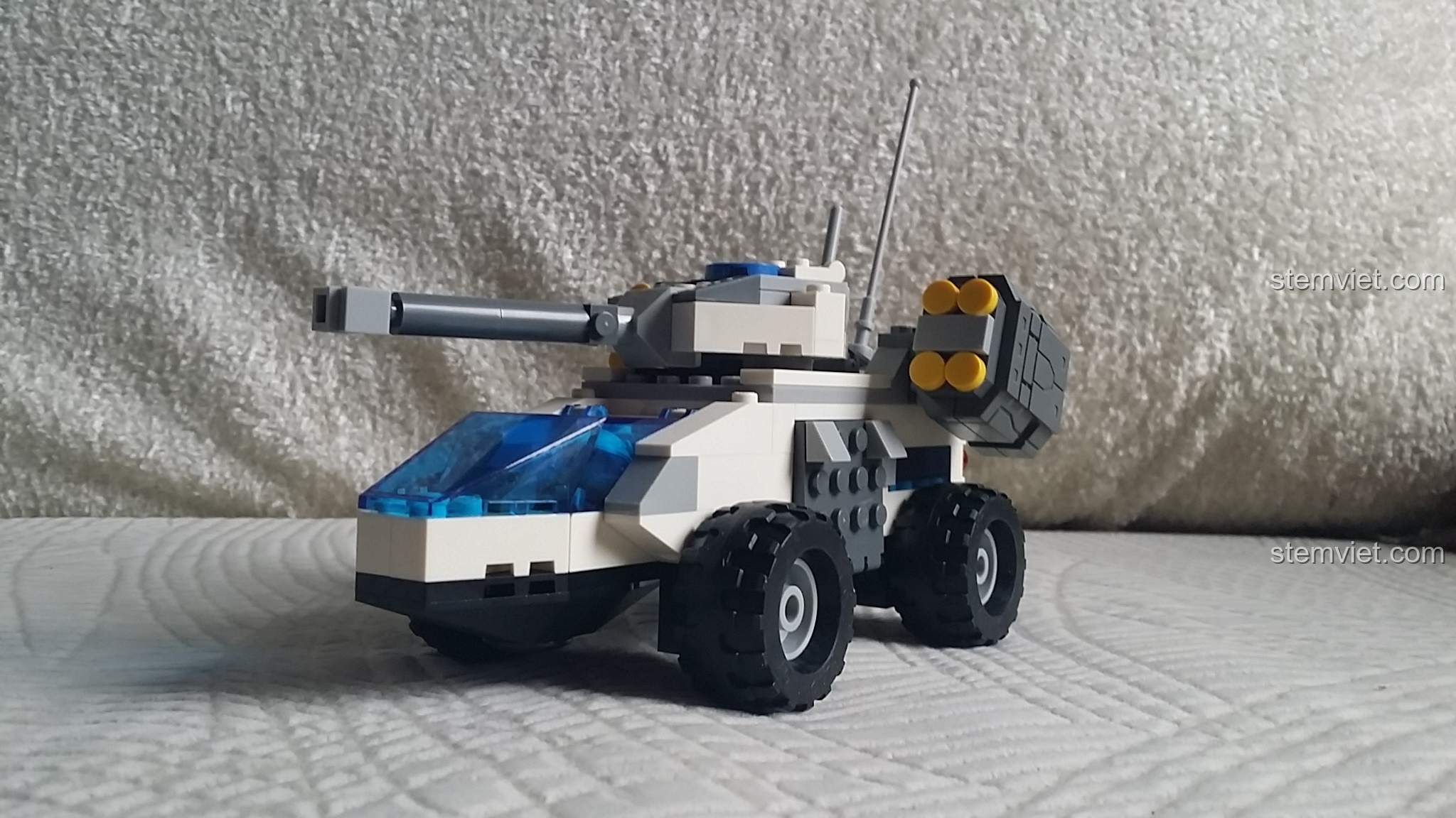 Mô hình robot bọ cạp nhỏ màu đỏ đi kèm bộ GUDI 8226 Metal Knight, với thiết kế độc đáo.