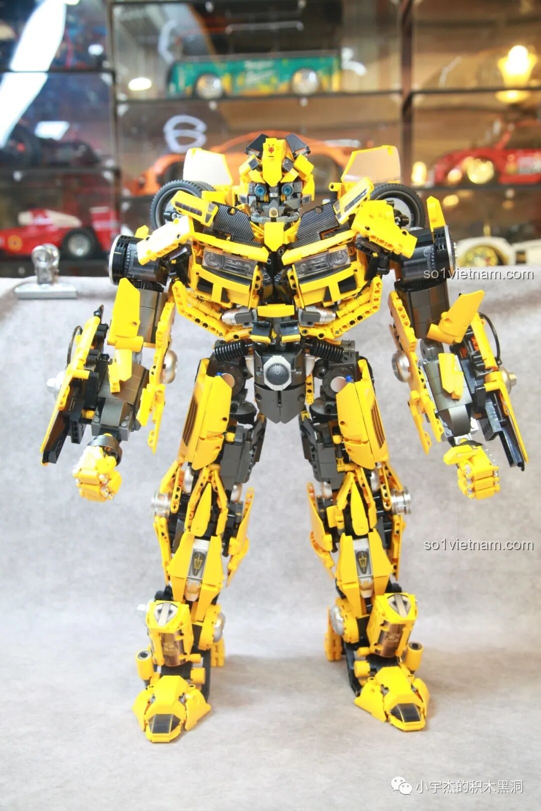 Mô hình Robot Bumblebee K-BOX V5007 đứng thẳng, khoe trọn vẹn tỷ lệ cơ thể và vẻ ngoài hầm hố, mạnh mẽ.