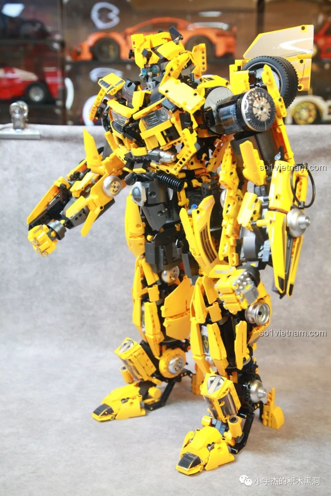 Góc nhìn nghiêng của mô hình Robot Bumblebee K-BOX V5007, khoe được độ dày và các lớp chi tiết của mô hình.
