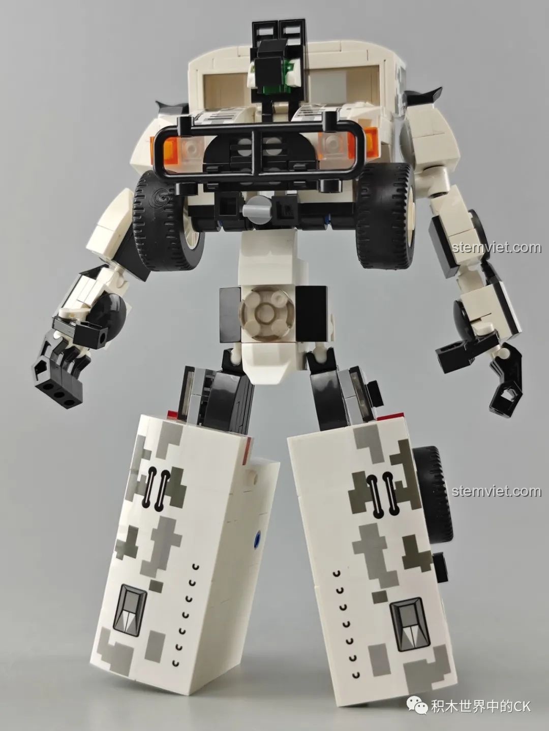 Mô hình Robot chiến binh dũng mãnh QL0175 sau khi biến hình thành công từ xe quân sự Dongfeng Warrior.