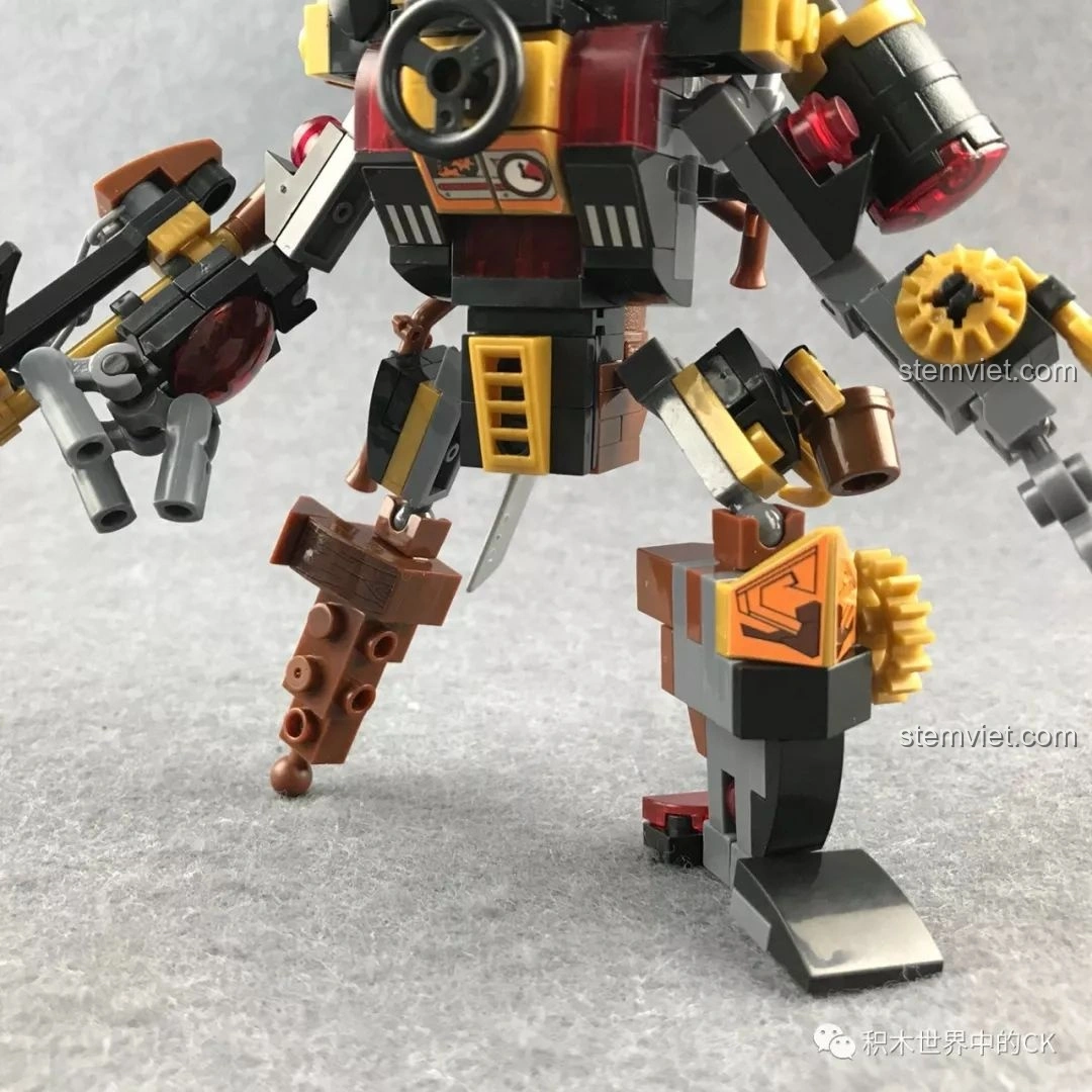 Cận cảnh chi tiết bánh răng và khớp nối ở chân phải của robot Chiến Binh Hơi Nước Winner 8040.