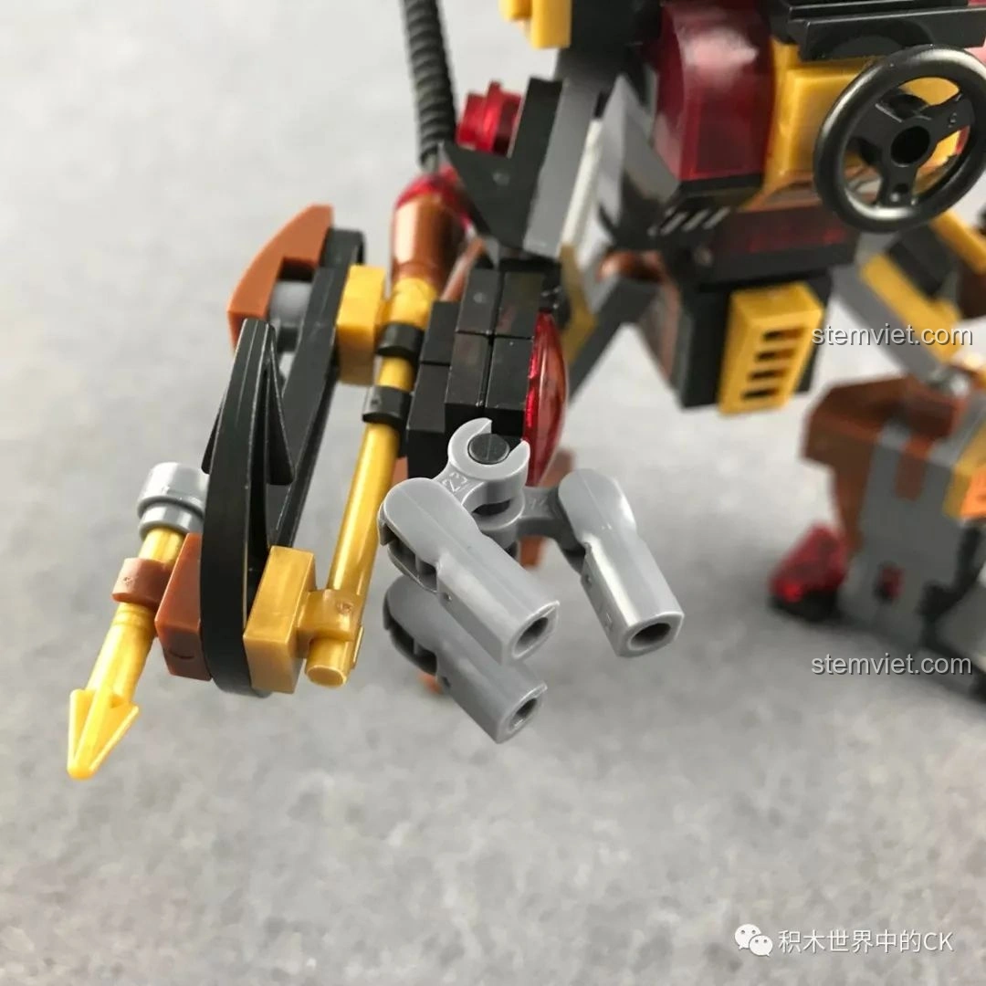 Cận cảnh tay phải của robot Chiến Binh Hơi Nước Winner 8040 đang cầm thanh kiếm lớn.