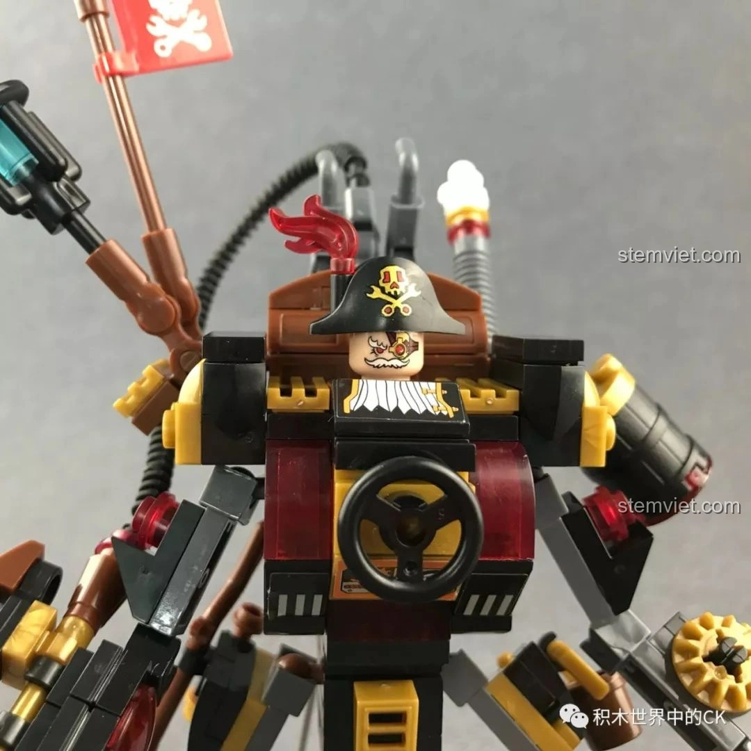 Cận cảnh phần đầu và thân của robot Chiến Binh Hơi Nước Winner 8040, nổi bật mũ hải tặc và giáp.