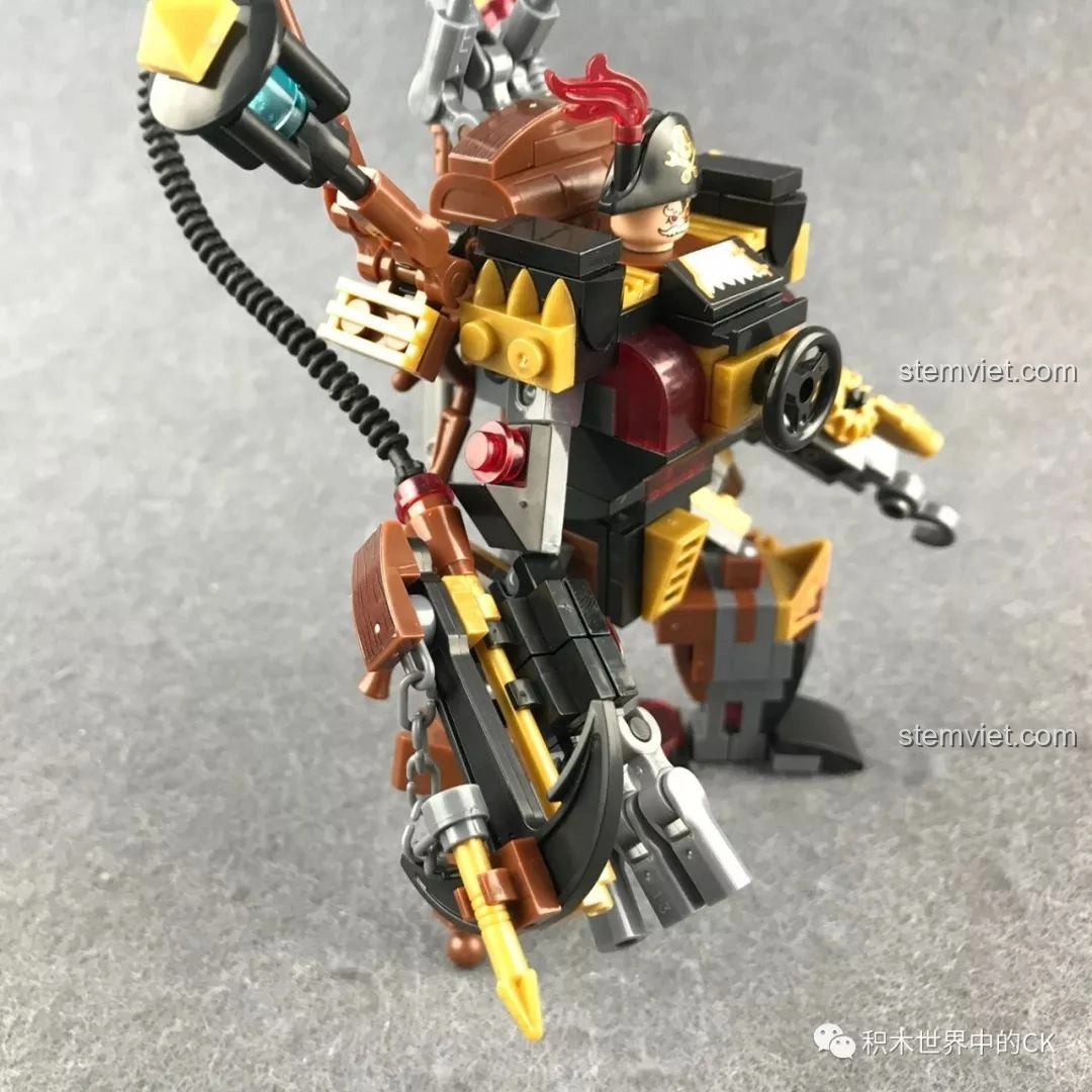 Cận cảnh tay phải của robot Chiến Binh Hơi Nước Winner 8040 với ống nối và các chi tiết vũ khí.
