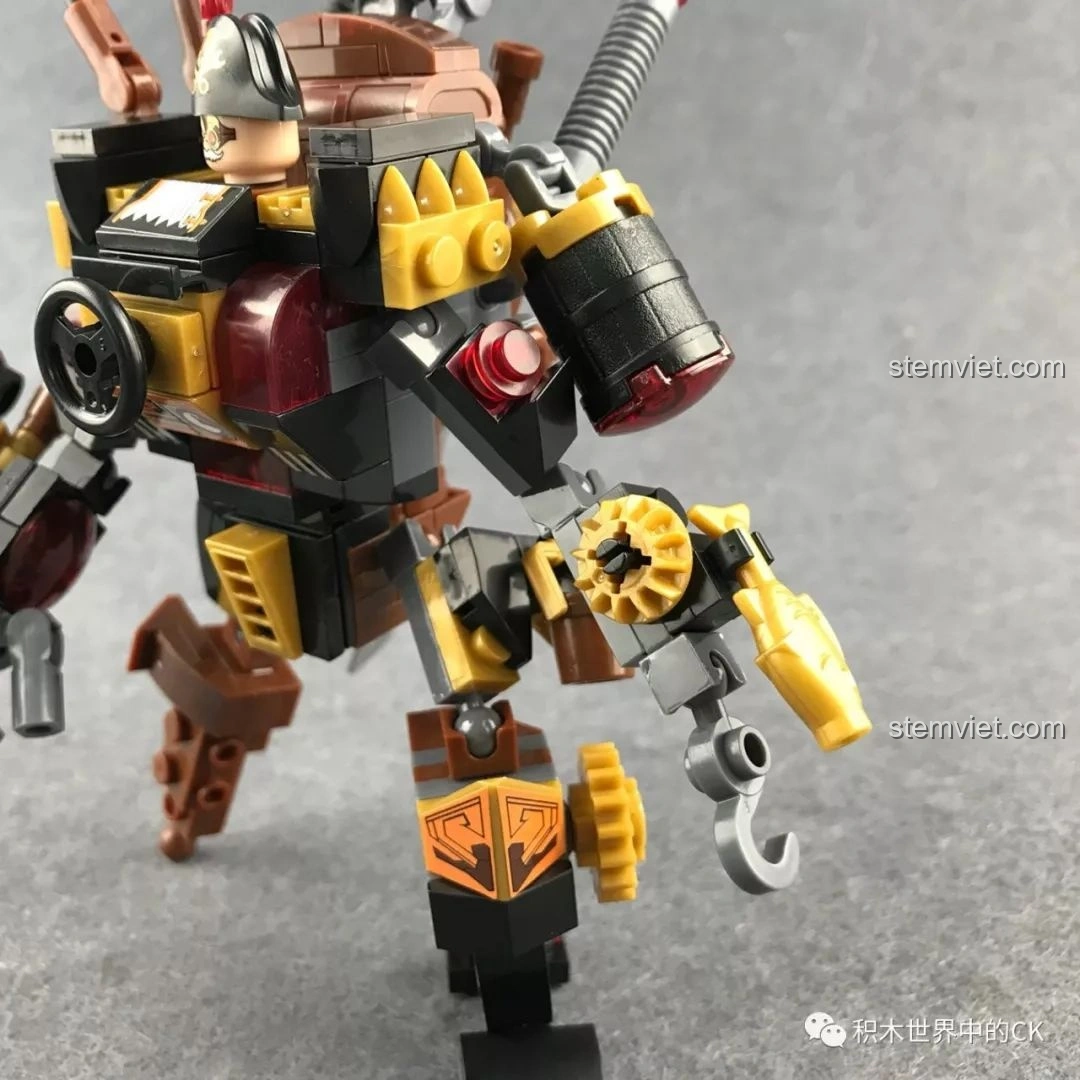 Cận cảnh thanh kiếm lớn được cất gọn gàng ở phía sau lưng của robot Chiến Binh Hơi Nước Winner 8040.