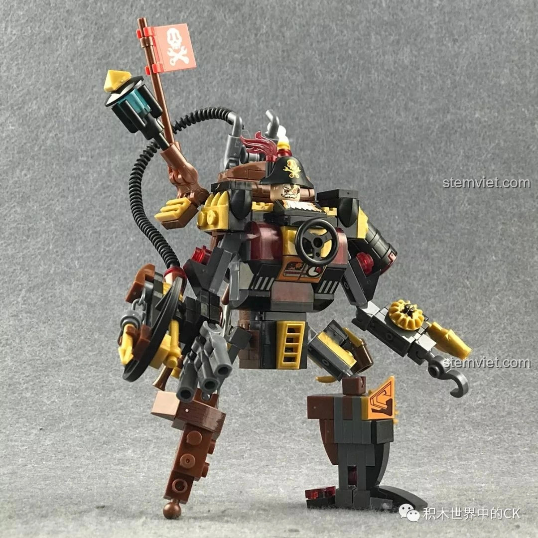 Robot Chiến Binh Hơi Nước Winner 8040 đứng nghiêng, thể hiện khả năng giữ thăng bằng và độ ổn định.