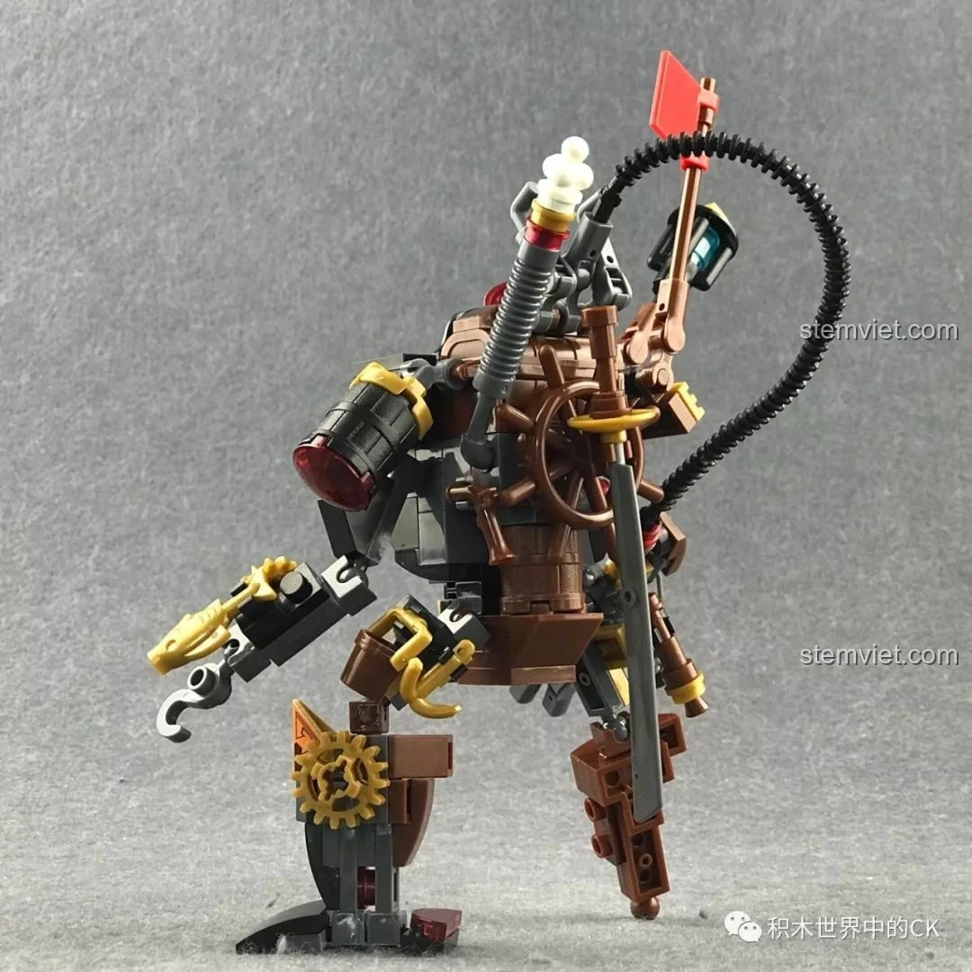 Robot Chiến Binh Hơi Nước Winner 8040 nhìn từ góc bên phải, với thanh kiếm được cất sau lưng.