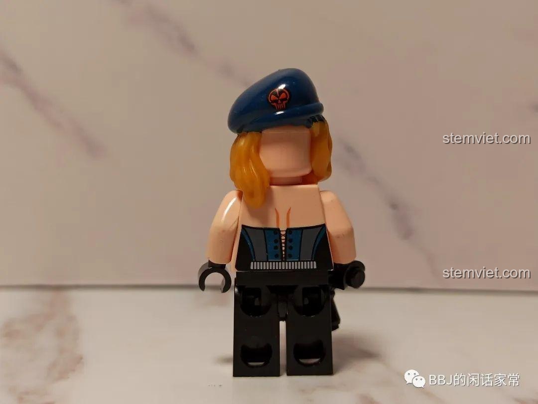 Minifigure nữ chiến binh Hannah, nhìn từ phía sau, với mũ nồi xanh và trang phục chi tiết.