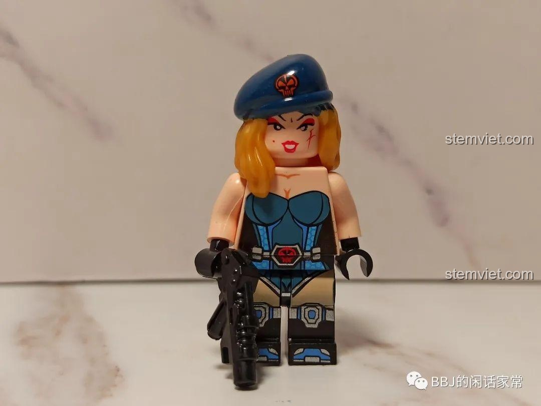 Minifigure nữ chiến binh với mũ nồi xanh, áo yếm xanh và súng trong bộ lắp ráp Robot Chiến Binh Thép 2702.