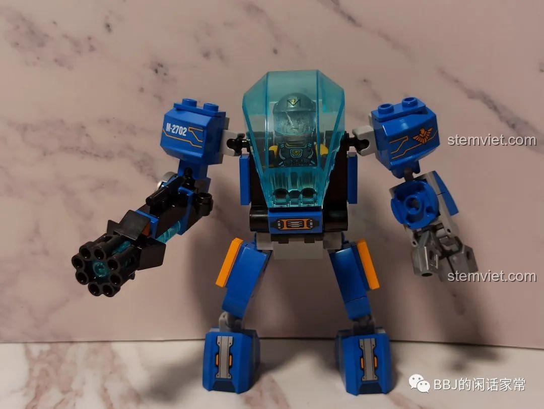 Mô hình Robot Chiến Binh Thép 2702 nhìn từ phía trước, với các chi tiết màu xanh và cam nổi bật.