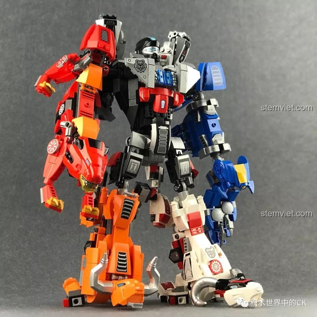 Góc nhìn bên hông của Robot Chiến Binh Vô Hạn, cho thấy cấu trúc phức tạp nhưng có thể hơi thiếu ổn định.