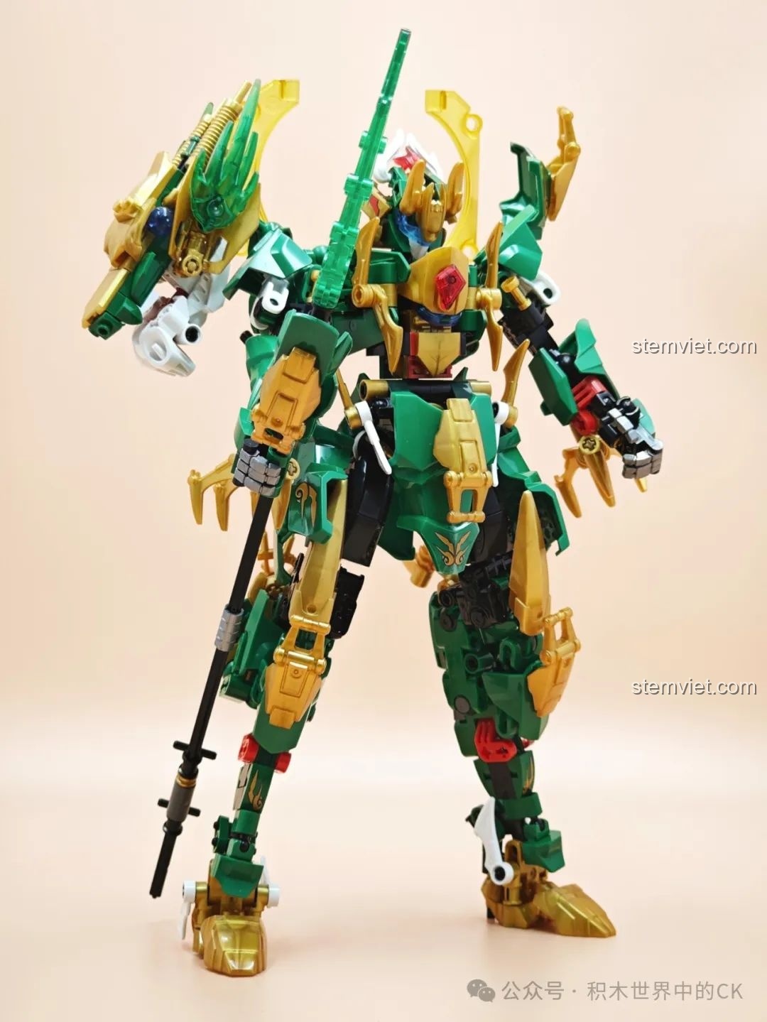 Robot Chiến Đấu Thanh Long tạo dáng mạnh mẽ, thể hiện sự cân bằng và thiết kế đối xứng hoàn hảo.