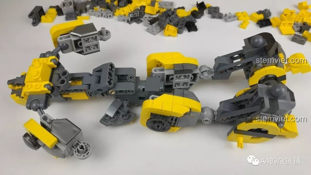 Mô hình Robot Đại Hoàng Phong Panlos Brick 621019 đang trong quá trình lắp ráp, hiển thị phần thân và chân đã hoàn thiện, cho thấy sự phức tạp của bộ đồ chơi.