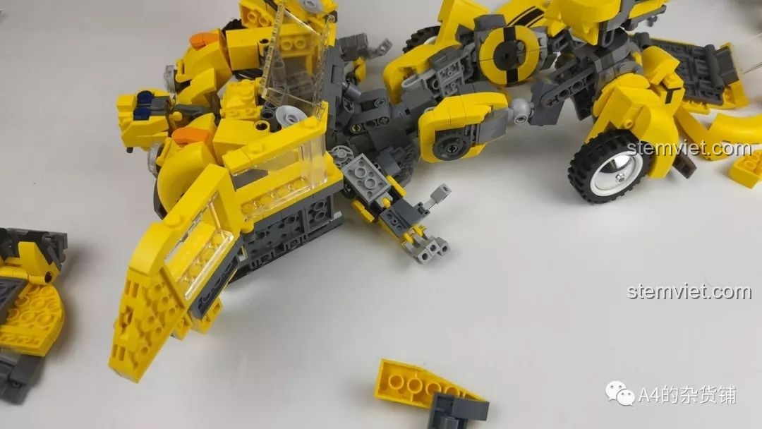 Một góc nhìn khác của Robot Đại Hoàng Phong Panlos Brick 621019 ở dạng robot, cho thấy sự lỏng lẻo của các khớp nối và mảnh ghép.