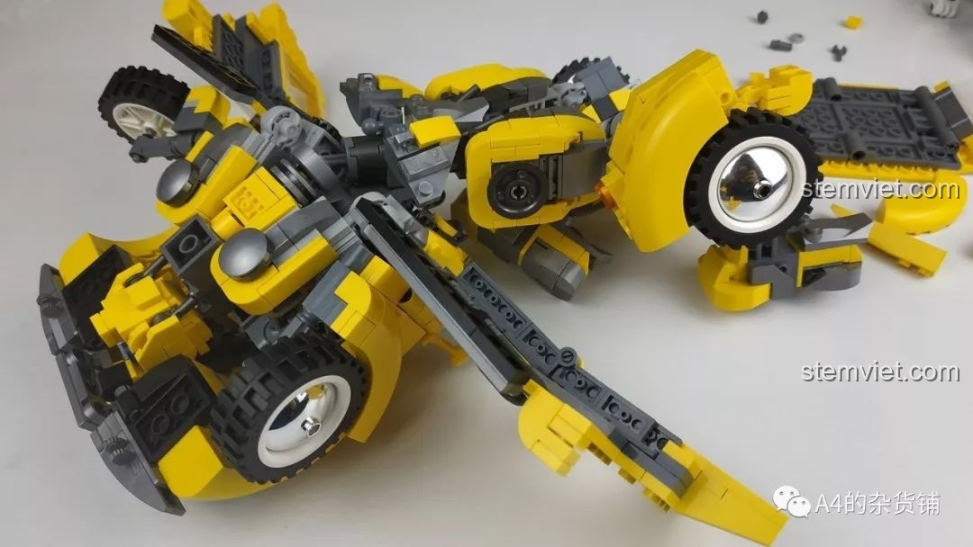 Góc nhìn khác của mô hình Robot Đại Hoàng Phong Panlos Brick 621019 ở dạng robot với các mảnh ghép bị bung ra, nhấn mạnh vấn đề về độ bền và khớp nối.