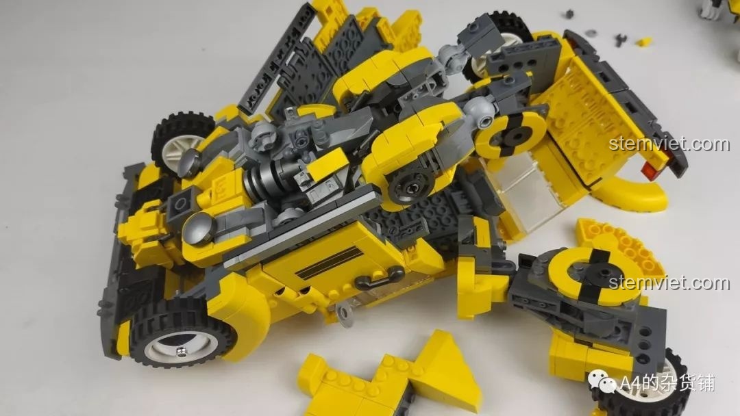 Mô hình Robot Đại Hoàng Phong Panlos Brick 621019 ở dạng robot với các mảnh ghép bị bung ra xung quanh, minh họa sự khó khăn khi biến hình và giữ vững tư thế.