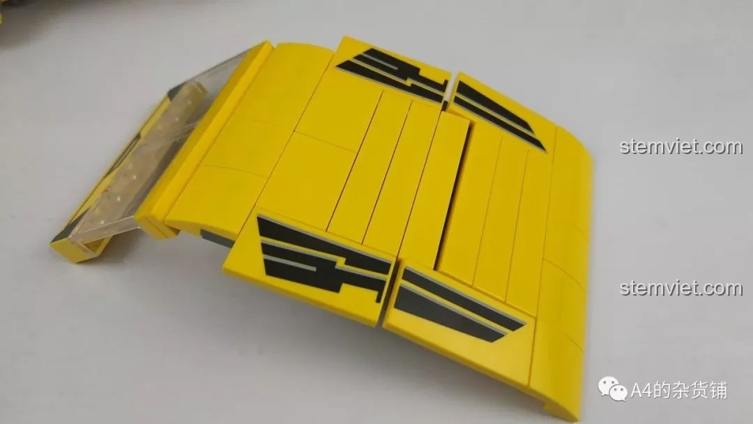 Mô hình Robot Đại Hoàng Phong Panlos Brick 621019 cuối cùng cũng đứng được, dù các mảnh ghép xung quanh cho thấy quá trình biến hình đầy thử thách.