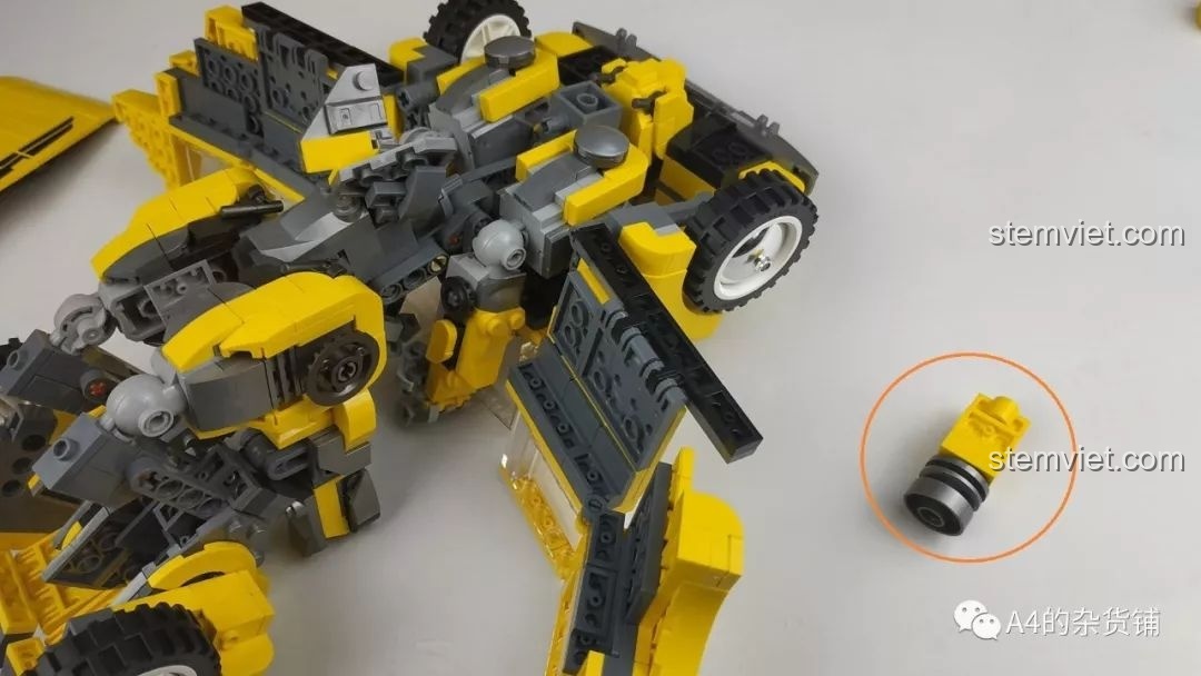 Cận cảnh mô hình Robot Đại Hoàng Phong Panlos Brick 621019 đang cố gắng đứng vững, cho thấy các khớp nối lỏng lẻo và mảnh ghép dễ bung.