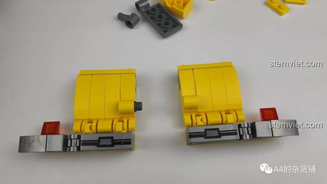 Mô hình Robot Đại Hoàng Phong Panlos Brick 621019 đang cố gắng đứng vững nhưng các mảnh ghép liên tục bung ra, thể hiện sự kém ổn định của thiết kế.