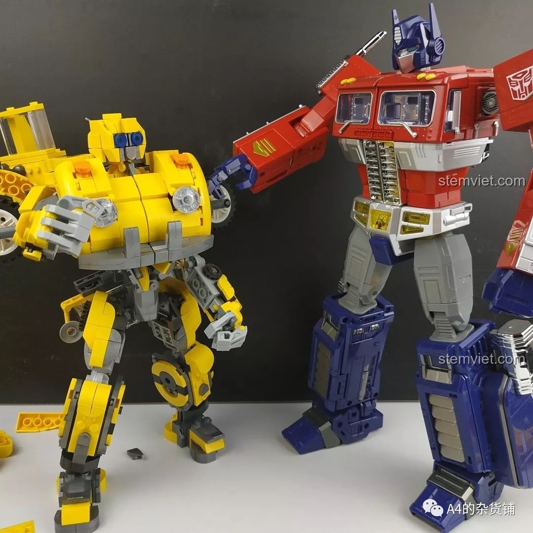 Mô hình Robot Đại Hoàng Phong Panlos Brick 621019 nằm yên trên mặt phẳng, thể hiện sự kém ổn định của mô hình khi ở dạng robot, cần cố định bằng keo.