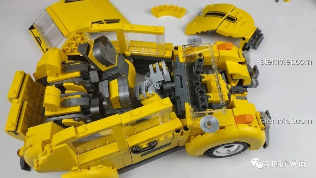 Mô hình Robot Đại Hoàng Phong Panlos Brick 621019 nằm yên trên mặt phẳng, cho thấy đây là tư thế ổn định nhất do các khớp nối lỏng lẻo.