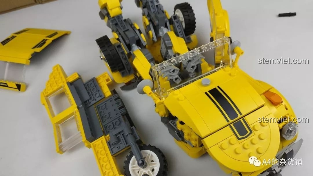 Mặt sau của mô hình Robot Đại Hoàng Phong Panlos Brick 621019, cho thấy cấu trúc phức tạp và các khớp nối, nhưng cũng dễ bị bung khi di chuyển.