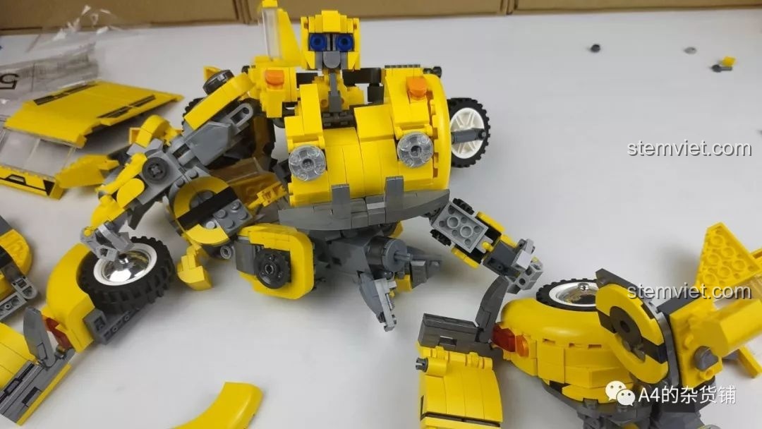 So sánh kích thước giữa Robot Đại Hoàng Phong Panlos Brick 621019 và mô hình Optimus Prime MPP10 khi cả hai đều đứng, cho thấy sự khác biệt rõ rệt.