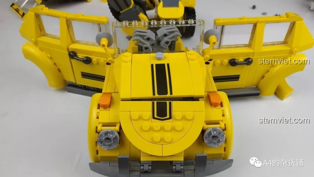 So sánh kích thước giữa Robot Đại Hoàng Phong Panlos Brick 621019 và mô hình Optimus Prime MPP10, cho thấy sự chênh lệch về chiều cao và độ chi tiết.