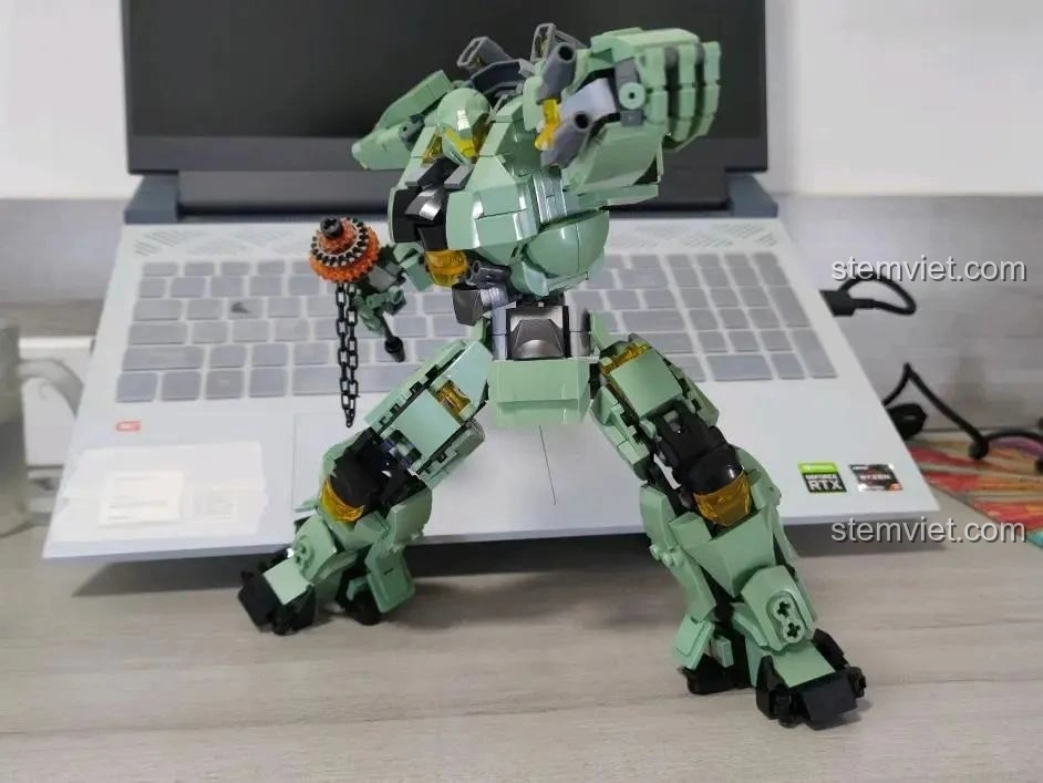 Robot Diệt Tận Thế Sluban M38-B1153 thể hiện khả năng tạo dáng linh hoạt trong chiến đấu.