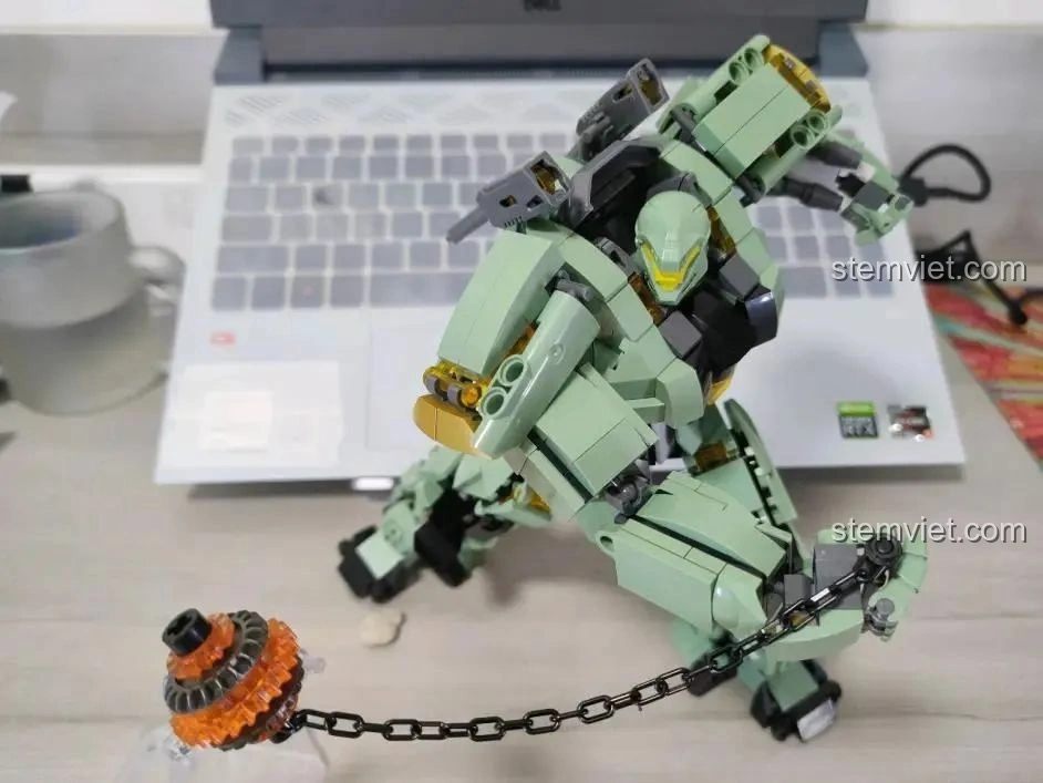 Robot Diệt Tận Thế Sluban M38-B1153 trong tư thế chiến đấu mạnh mẽ với vũ khí đặc trưng.