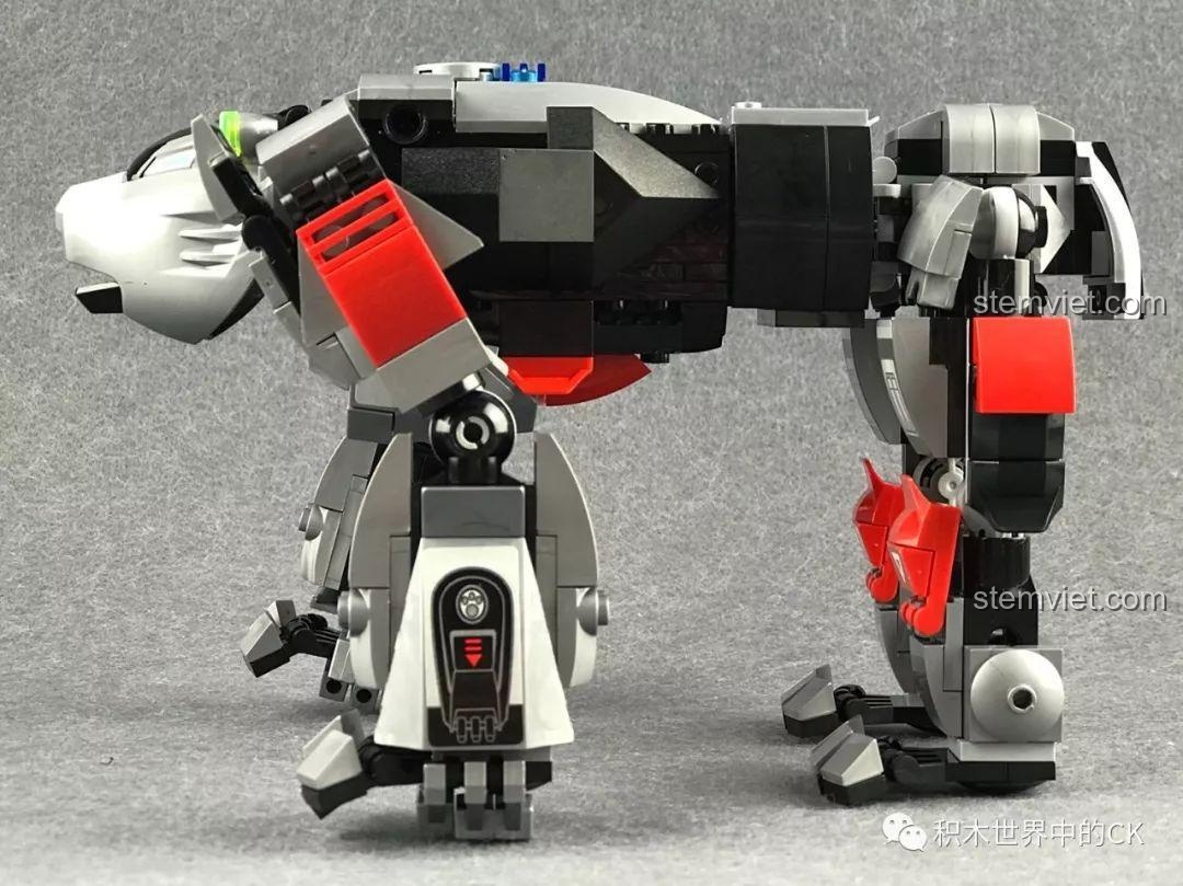 Góc nhìn bên hông của Robot Gấu Bạo Kích QMAN 3605, thể hiện tỷ lệ và hình dáng cân đối của mô hình.